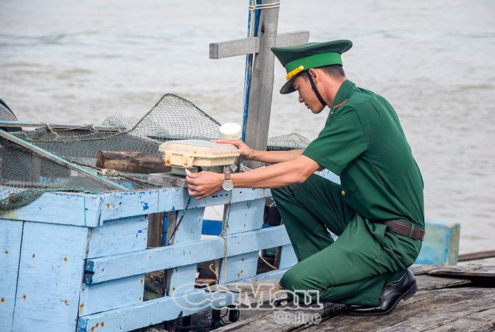 Lực lượng chức năng kiểm tra việc lắp đặt thiết bị giám sát hành trình tàu cá.