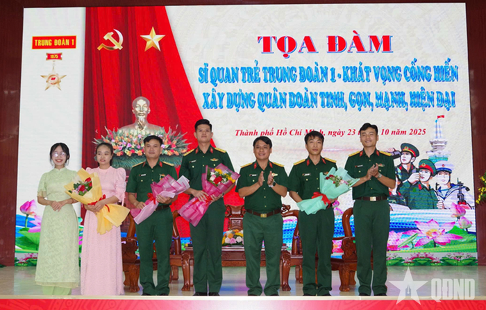 Chỉ huy Trung đoàn 1 tặng hoa các đại biểu tham gia tọa đàm.