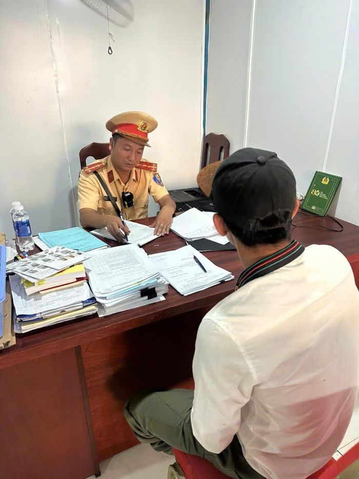 CSGT làm việc với anh V