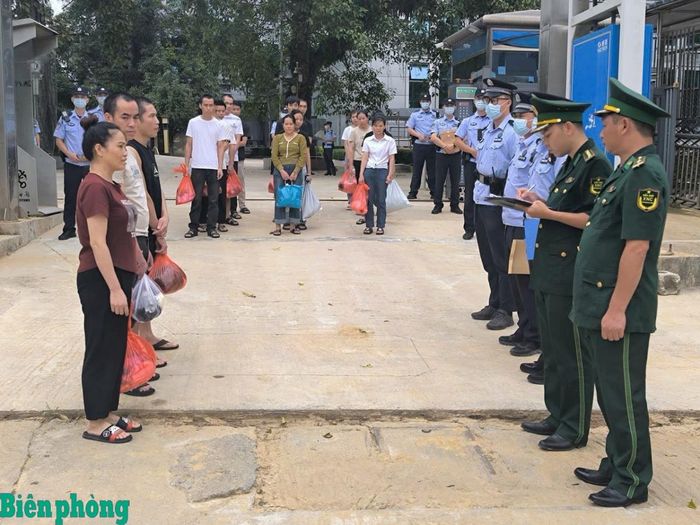 Đồn Biên phòng cửa khẩu Sóc Giang tổ chức tiếp nhận công dân do phía Trung Quốc trao trả tại cửa khẩu Sóc Giang, tỉnh Cao Bằng. Ảnh: Huy Dương