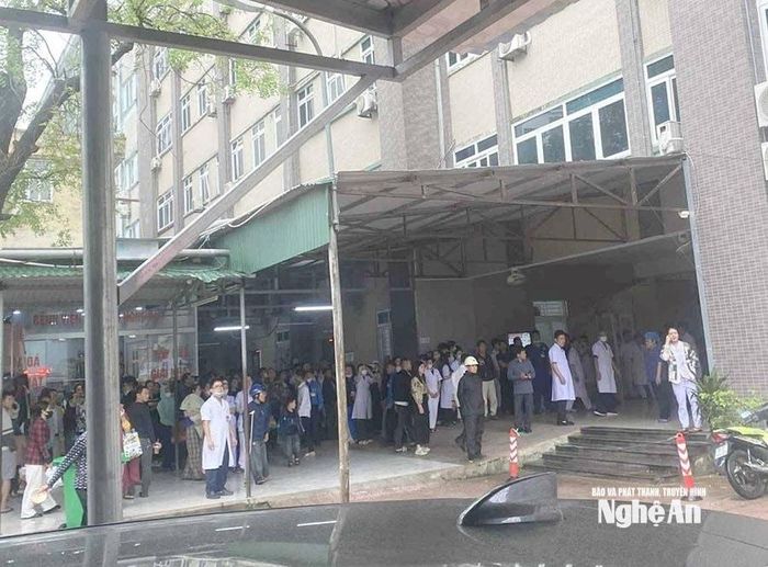 Người dân theo dõi vụ việc xảy ra vào sáng nay tại Bệnh viện Sản Nhi Nghệ An. Ảnh: CSCC