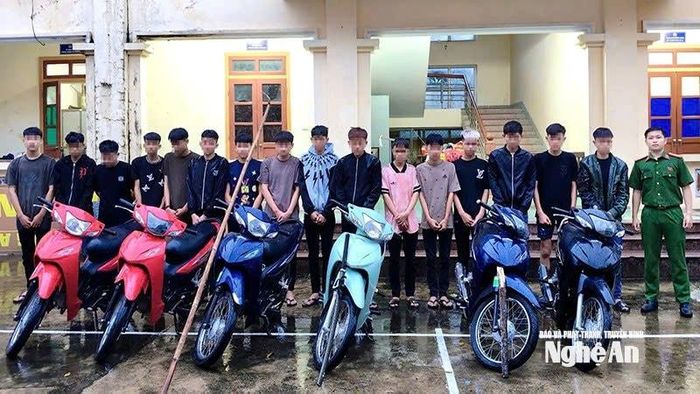 Hai nhóm đối tượng tại cơ quan điều tra. Ảnh: Quỳnh Trang