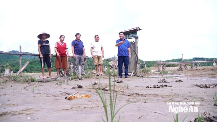 Cán bộ xã Châu Khê kiểm tra tình hình khôi phục sản xuất nông nghiệp sau mưa bão tại bản Bãi Gạo. Ảnh: Kim Thoa