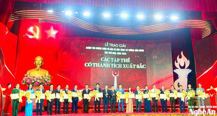 Đồng chí Võ Thị Minh Sinh - Phó Bí thư Tỉnh ủy, Chủ tịch Ủy ban MTTQ Việt Nam tỉnh, Trưởng Đoàn đại biểu Quốc hội tỉnh, thay mặt Tỉnh ủy Nghệ An nhận giải Tập thể xuất sắc, năm 2025. Ảnh: Võ Đức