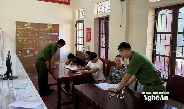 Công an xã Bạch Hà hướng dẫn người dân kê khai làm thủ tục. Ảnh: P.V
