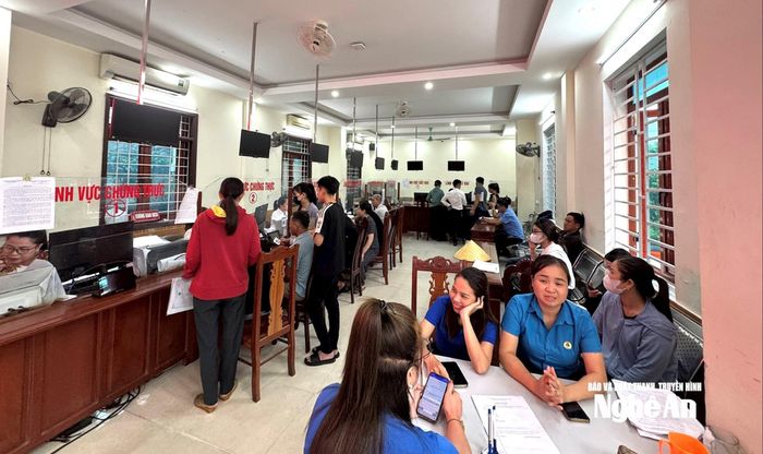 Người dân làm thủ tục tại Trung tâm Phục vụ hành chính công xã Nghi Lộc. Ảnh tư liệu: Nguyễn Hải