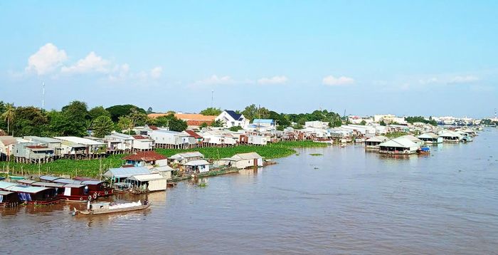 Ngư dân tận dụng nguồn nước tự nhiên để đẩy mạnh nuôi trồng thủy sản. Ảnh: MINH HIỂN