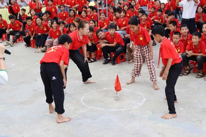 Học sinh Trường PTDTBT THCS Huổi Lèng tham gia trải nghiệm các trò chơi.