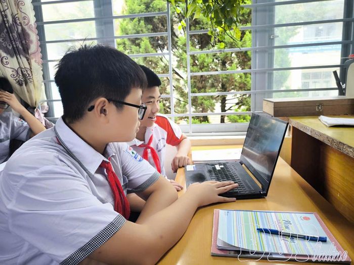 Học sinh Trường THCS Him Lam tập làm video giới thiệu về văn hóa, lịch sử Điện Biên.