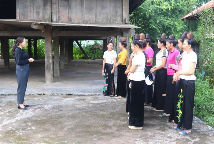 Cán bộ Hội Liên hiệp Phụ nữ xã Hồng Thu tuyên truyền chị em bản Nậm Mạ Thái xóa bỏ hủ tục, tập quán lạc hậu.