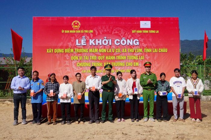 Lãnh đạo Ban Chỉ huy Bộ đội Biên phòng tỉnh, Công an tỉnh, xã Thu Lũm tặng điện thoại cho người dân bản Là Ú Cò.