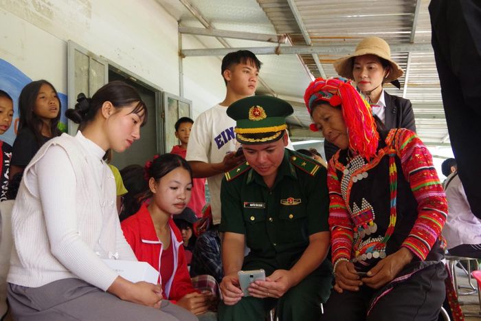 Đại diện Đồn Biên phòng Ka Lăng hướng dẫn người dân cách sử dụng các phầm mềm, ứng dụng thông minh trên điện thoại.