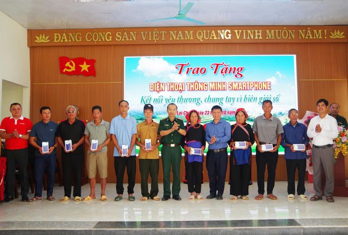 Lãnh đạo Ban Chỉ huy Bộ đội Biên phòng tỉnh, xã Mù Cả tặng điện thoại cho người dân trên địa bàn xã Mù Cả.