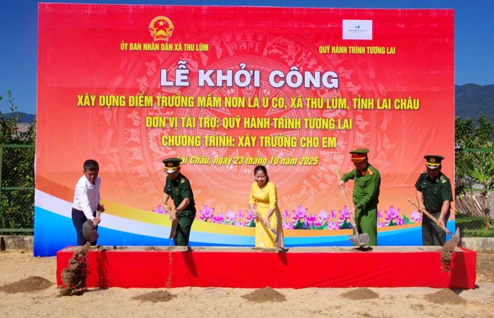Các đại biểu thực hiện nghi thức động thổ khởi công xây dựng điểm trường mầm non Là Ú Cò.