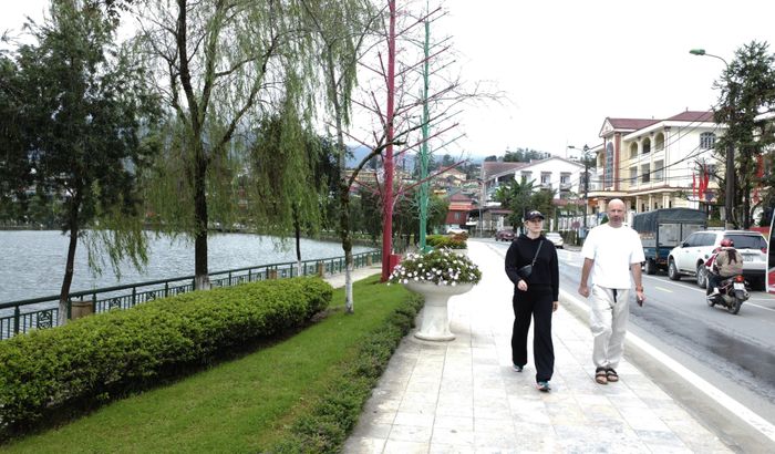  Với du khách đến từ "xứ lạnh" châu Âu, họ rất thích kiểu rét ngọt đầu đông ở Sa Pa. Trong tiết trời này, đi bộ khám phá Sa Pa là điều vô cùng thú vị. 