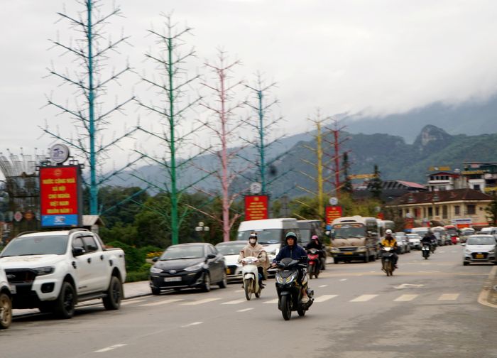  Nhiệt độ sáng 23/10 dao động từ 11 - 17 độ C, buổi sáng sớm trời lạnh sâu, người dân địa phương phải mặc áo khoác giữ ấm cơ thể. 