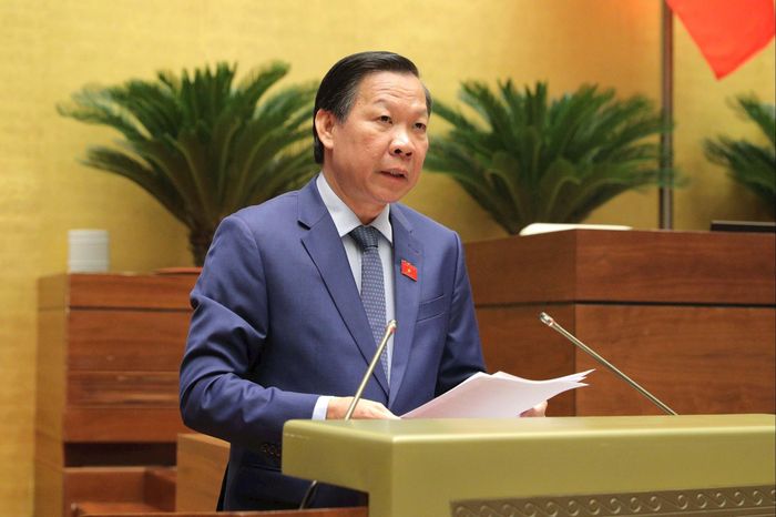 Chủ nhiệm Ủy ban Kinh tế và Tài chính Phan Văn Mãi trình bày tóm tắt Báo cáo thẩm tra dự án Luật. Ảnh: Hồ Long