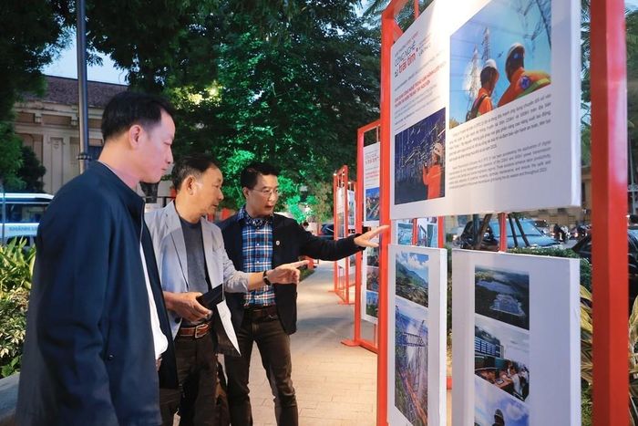Khách tham quan triển lãm. Ảnh: Minh Quyết - TTXVN