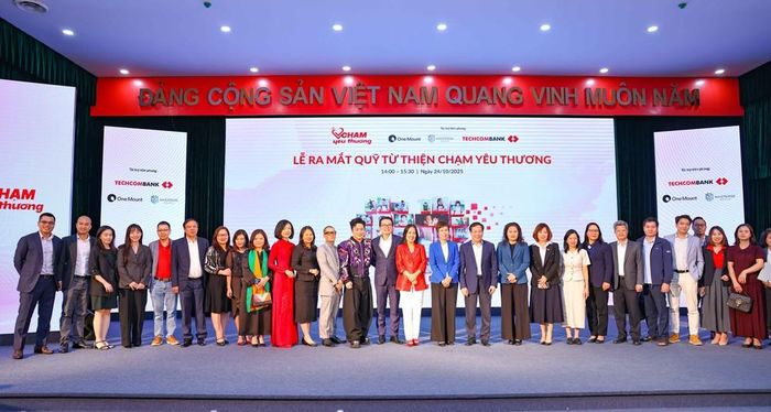 Ca sĩ Tùng Dương chụp ảnh cùng các đại biểu tại Lễ ra mắt quỹ từ thiện "Chạm yêu thương".