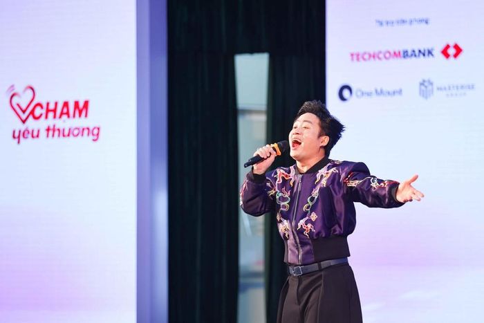 Ca sĩ Tùng Dương trình diễn tại sự kiện.
