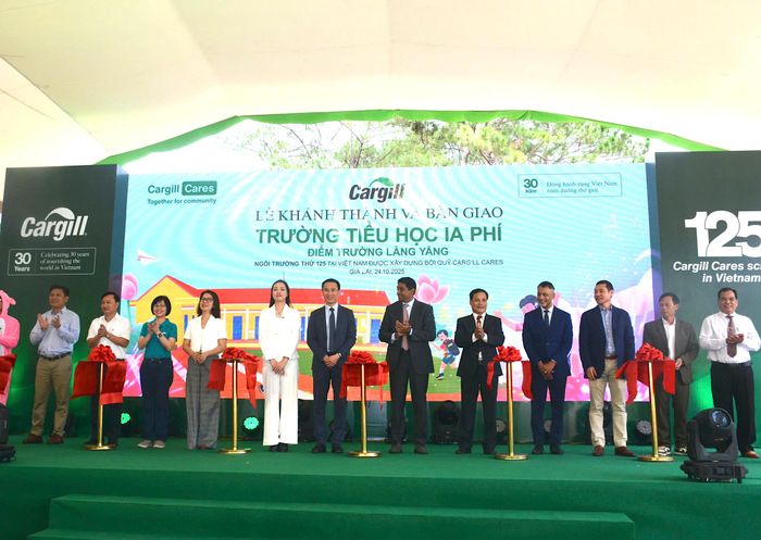 Các đại biểu thực hiện nghi lễ cắt băng khánh thành và bàn giao điểm trường làng Yăng