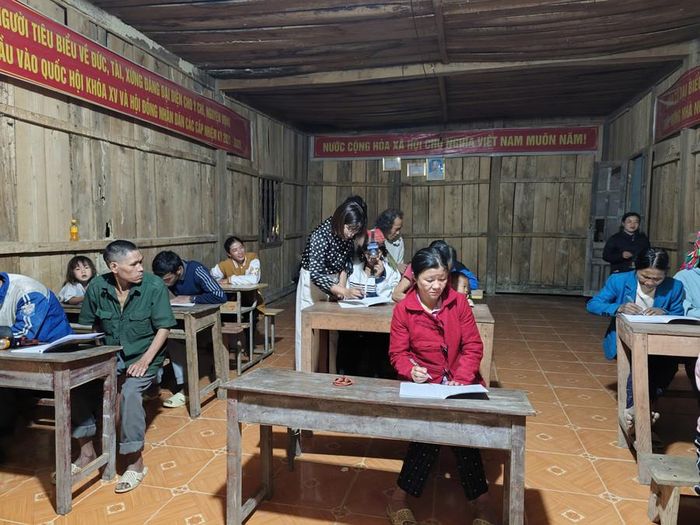 Nhà văn hóa của bản trở thành nơi thắp sáng tri thức cho học viên xóa mù chữ.