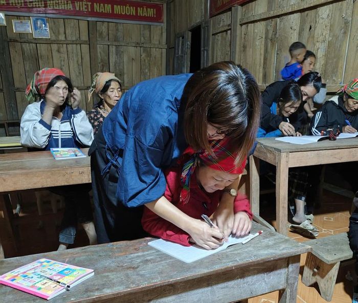 Cô Lý Thị Chang chỉnh nét chữ cho học viên xóa mù.