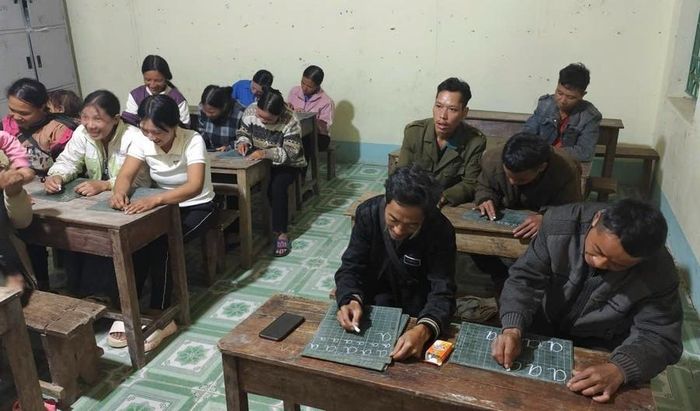 Các học viên lớp xóa mù chữ ở bản Xà Hồ, xã Pa Ủ.