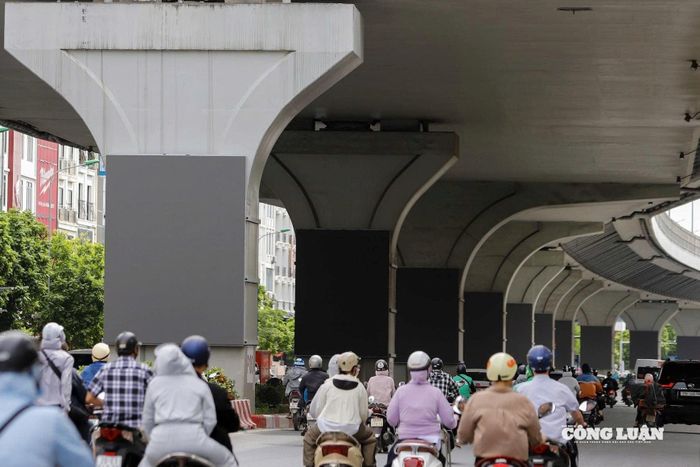 Từ xa nhìn lại, những trụ cầu nối tiếp nhau với khung kim loại đen chạy dọc, xen lẫn các tấm LED vừa lắp đặt, tạo nên mảng màu hiện đại mang hơi hướng công nghiệp giữa phố xá tấp nập.