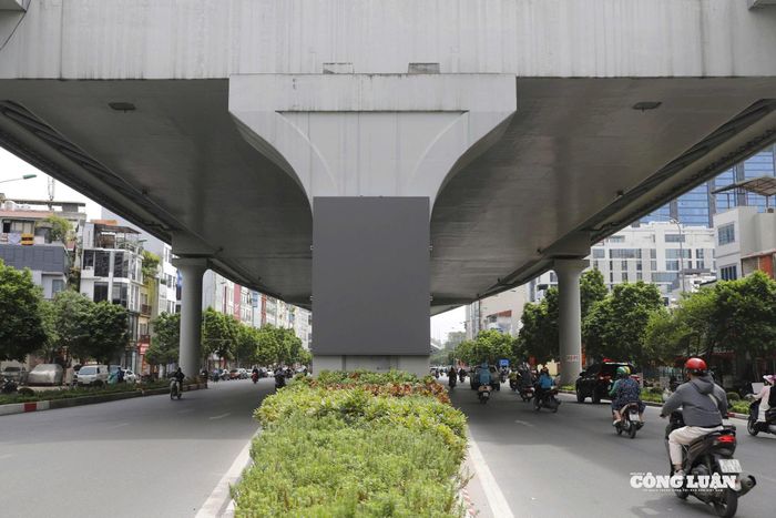 Màn hình LED được lắp vào hệ thống khung thép ôm lấy trụ cầu cạn ở Vành đai 2 trên cao.