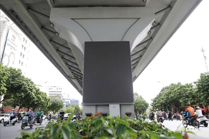 Theo đó, 210 màn hình LED sẽ được lắp đặt tại các trụ cầu dưới gầm cầu cạn, gồm 26 màn hình kích thước 18 m2, 164 màn hình kích thước 12 m2 và 20 màn hình kích thước 3 m2.