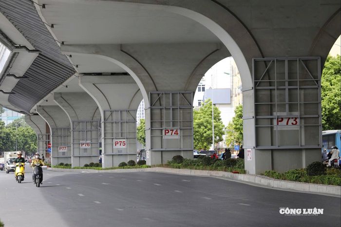 Đoạn còn lại, dài khoảng 3 km đến gần cầu Vĩnh Tuy, đang được thi công phần khung giá đỡ và hệ thống điện kỹ thuật.