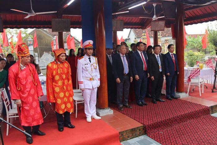 Các đại biểu tỉnh Hà Tĩnh đã dâng hương, dâng lễ vật tại Nhà thờ Hoàng giáp Vũ Diệm