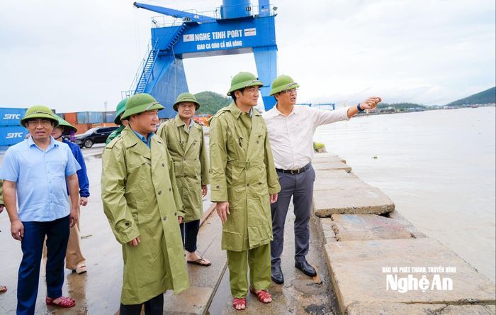 Đồng chí Hoàng Nghĩa Hiếu - Phó Bí thư Thường trực Tỉnh ủy cùng đoàn công tác kiểm tra khắc phục hậu quả của bão số 5 tại Cảng Cửa Lò. Ảnh: Thanh Lê