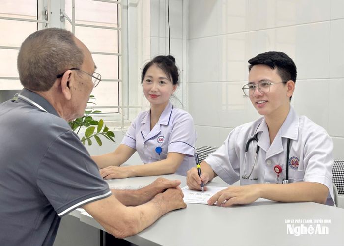 Bác sĩ Bệnh viên Y học cổ truyền Nghệ An ân cần thăm khám cho bệnh nhân.