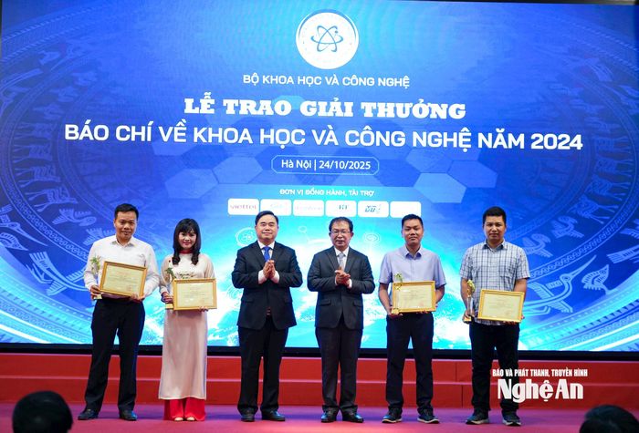 Đại diện nhóm tác giả của Báo và phát thanh, truyền hình Nghệ An nhận giải Nhì với chuyên đề “Đưa công nghệ sinh học vào ứng phó biến đổi khí hậu: Yêu cầu bức thiết”. Ảnh: T.P