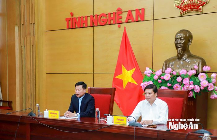 Các đồng chí: Lê Hồng Vinh - Phó Bí thư Tỉnh ủy, Chủ tịch UBND tỉnh; Hoàng Phú Hiền - Ủy viên Ban Chấp hành Đảng bộ tỉnh, Phó Chủ tịch UBND tỉnh đồng chủ trì tại điểm cầu UBND tỉnh Nghệ An. Ảnh: Thành Duy