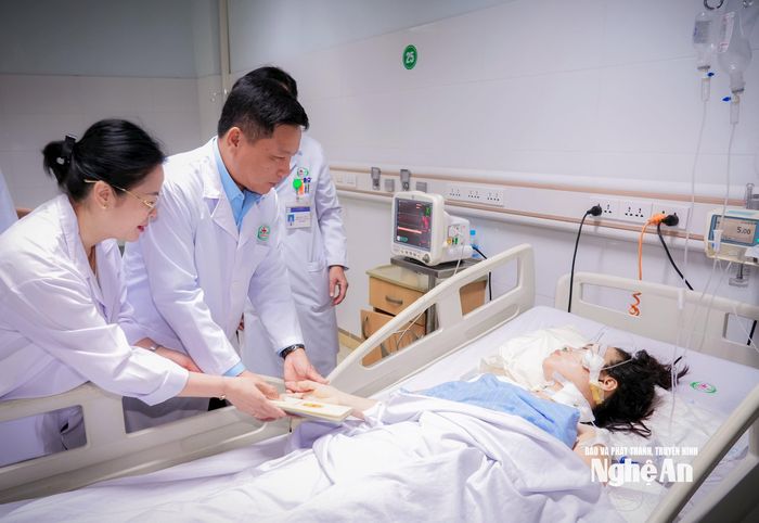 Phó Chủ tịch Ủy ban nhân dân tỉnh Hoàng Phú Hiền thăm hỏi, động viên, tặng quà cho điều dưỡng Nguyễn Thùy Trang. Ảnh: Thành Chung