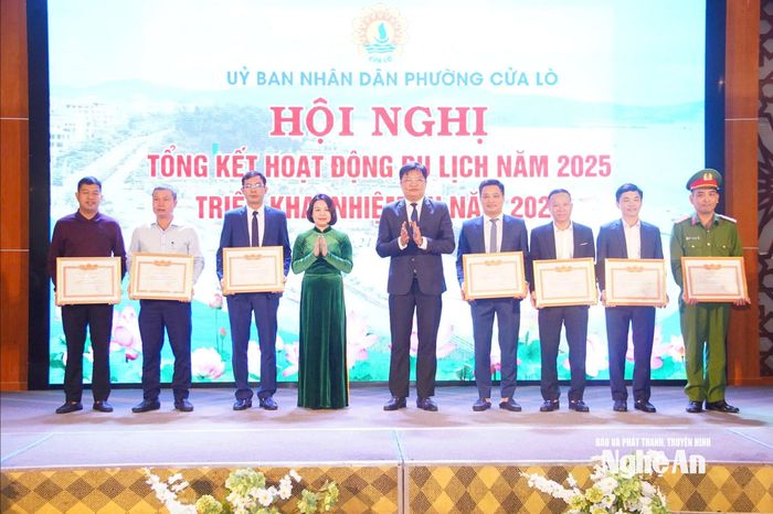 Khen thưởng cho các tập thể có thành tích xuất sắc trong hoạt động du lịch Cửa Lò năm 2025. Ảnh: Diệp Thanh