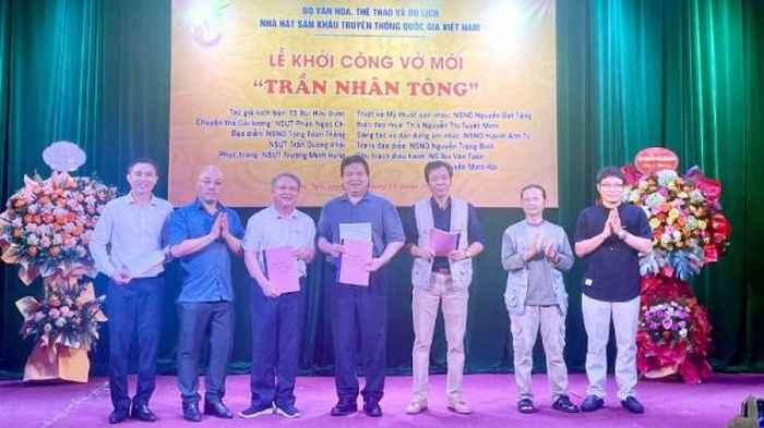 Các nghệ sĩ trong ê-kíp sáng tạo vở diễn “Trần Nhân Tông”.