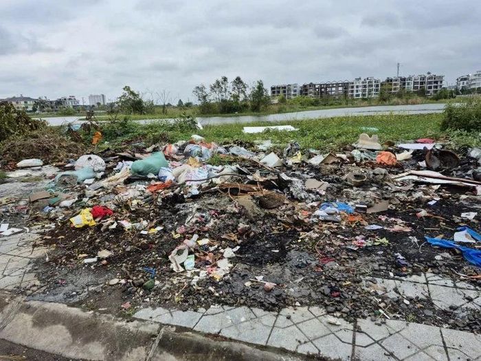 Rác thải được đốt bỏ nham nhở.