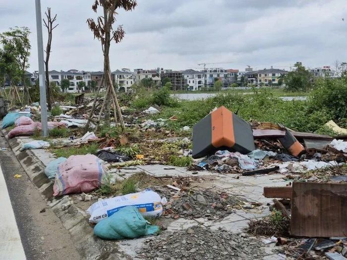 Mùi hôi thối bốc lên tại khu vực này.