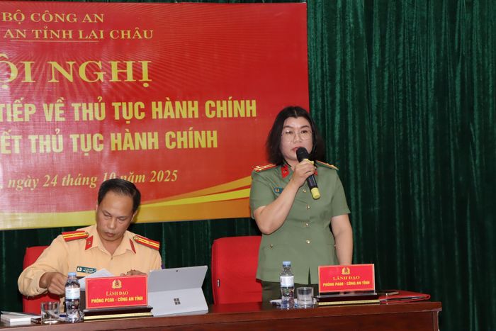 Lãnh đạo các phòng trả lời ý kiến của đại biểu.