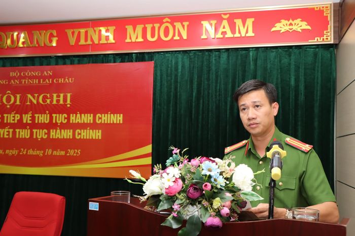 Lãnh đạo Phòng Cảnh sát Phòng cháy chữa cháy – Cứu nạn cứu hộ thông qua báo cáo kết quả giải quyết thủ tục hành chính tại hội nghị.