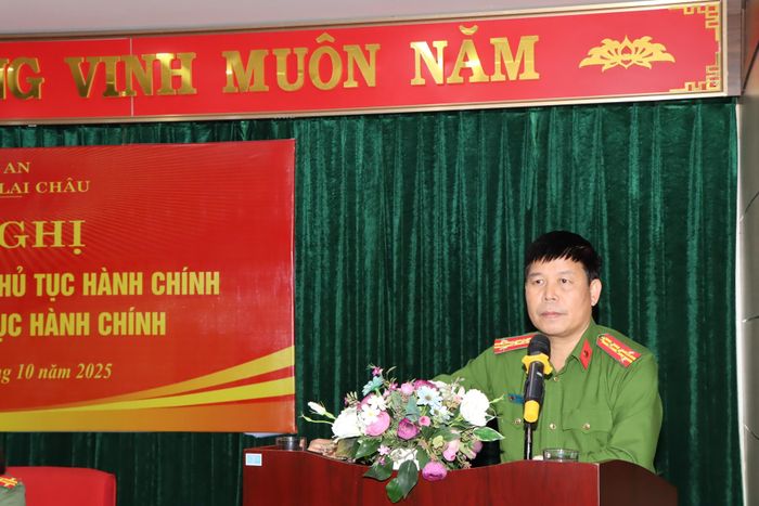 Đại tá Khoàng Văn Thương - Phó Giám đốc Công an tỉnh phát biểu chỉ đạo tại hội nghị.