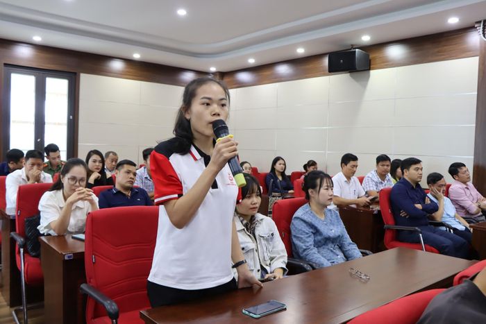Đại biểu tham gia ý kiến tại hội nghị.