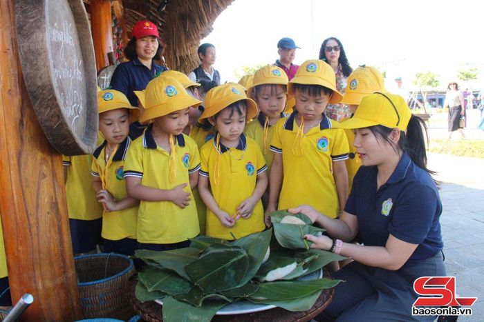 Trường Mầm non Ngọc Linh, phường Tô Hiệu tổ chức cho trẻ trải nghiệm văn hóa dân tộc.
