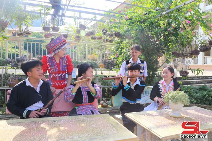 Học sinh Trường PTDT Nội trú tỉnh thổi sáo Mông.