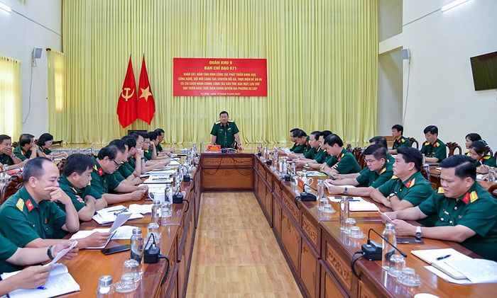 Quân khu 9 khảo sát, nắm tình hình công tác đổi mới, sáng tạo, chuyển đổi số tại Bộ CHQS tỉnh Cà Mau. (Ảnh do Bộ CHQS tỉnh cung cấp)