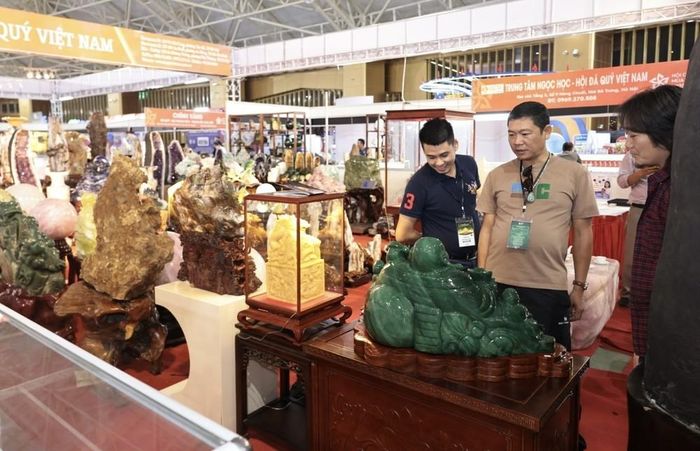Khách tham quan gian hàng tại hội chợ ngày khai mạc